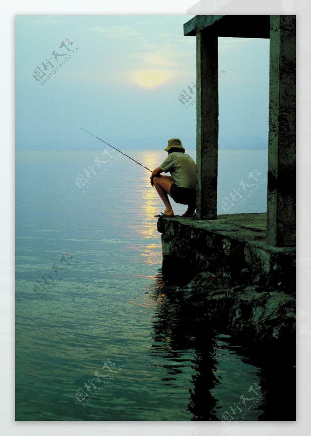早晨海边钓鱼的人图片