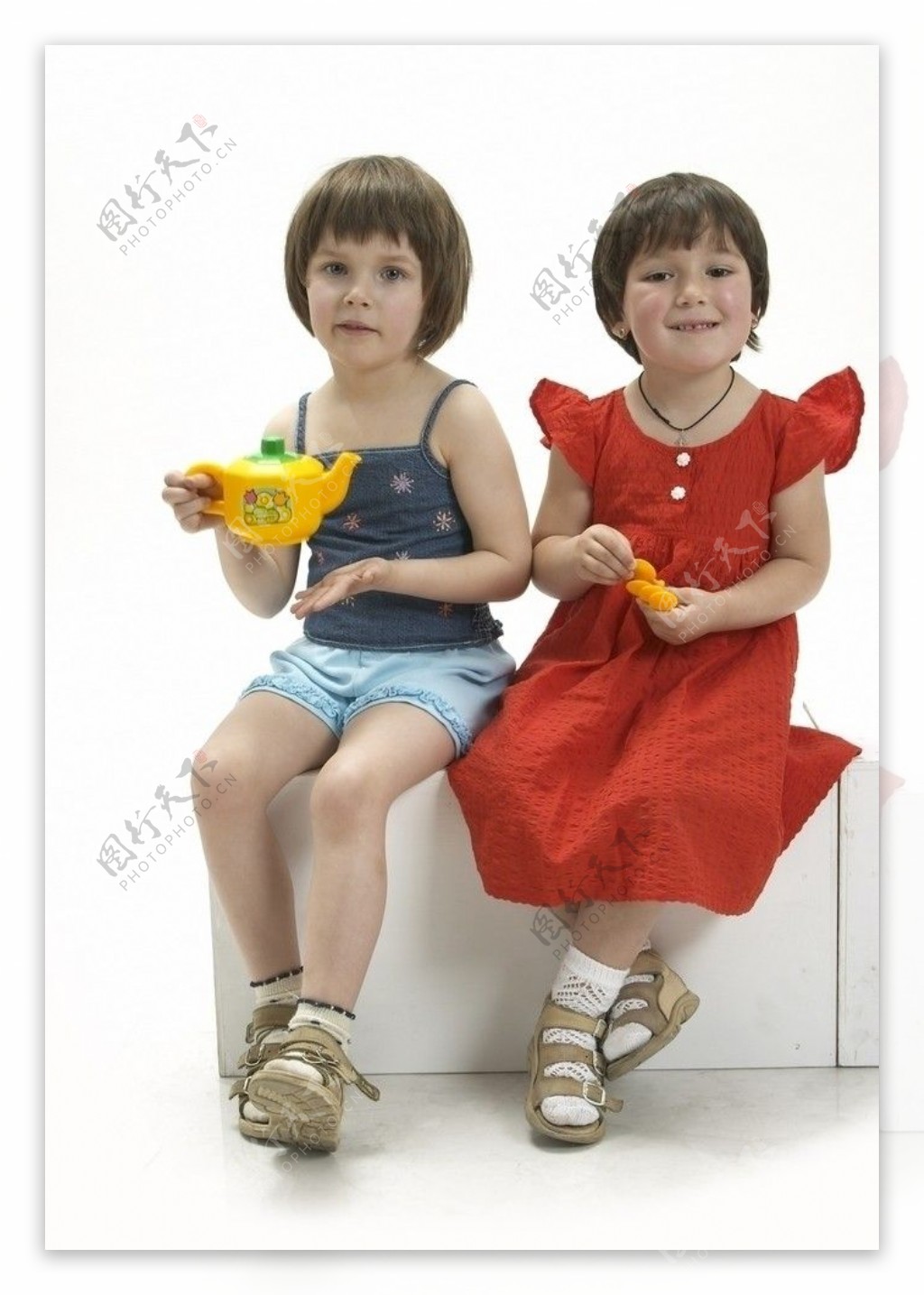两个玩玩具的小女孩图片