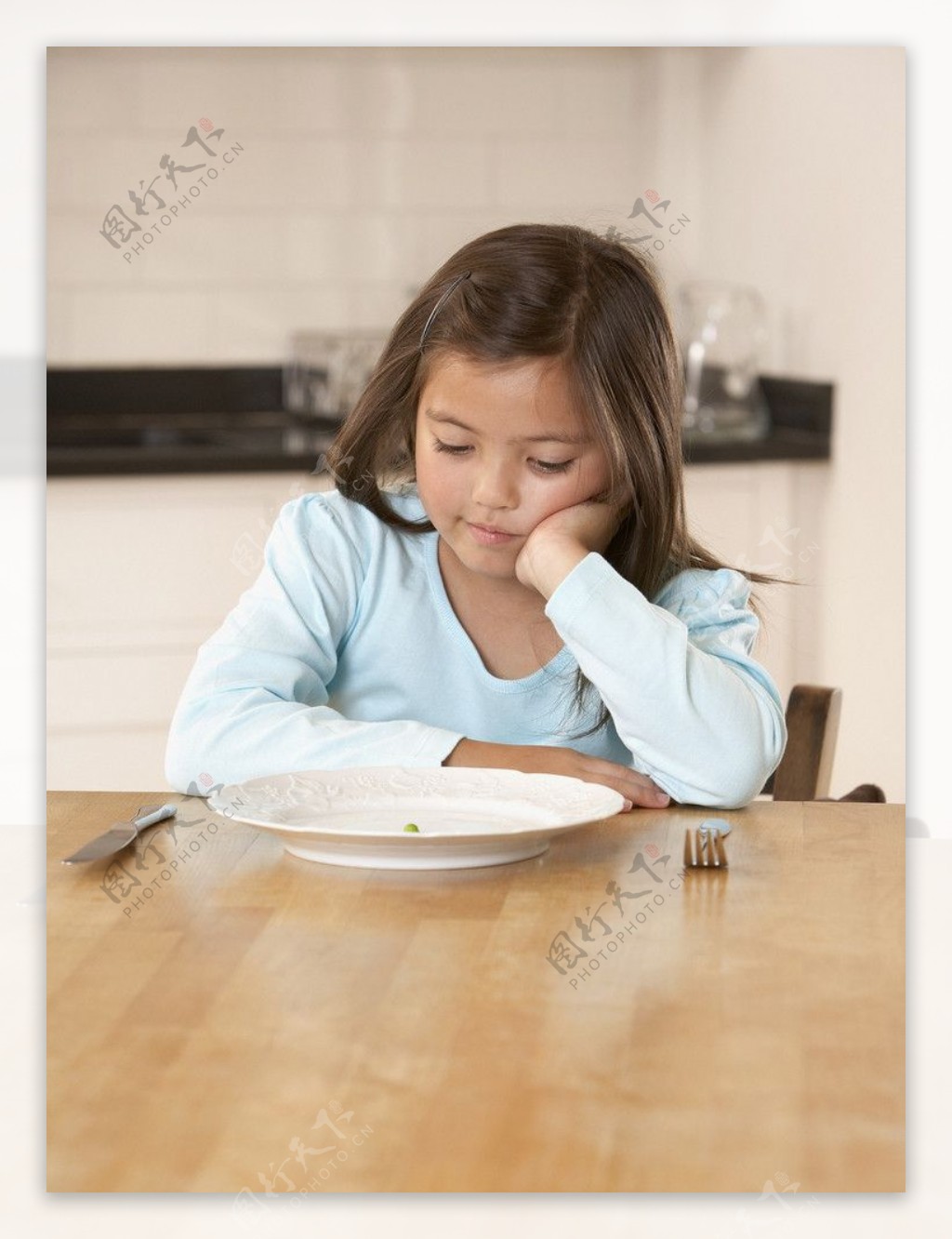吃豆制品的小女孩图片