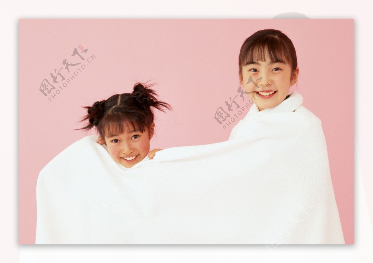 两个披着毛巾被的小女孩图片