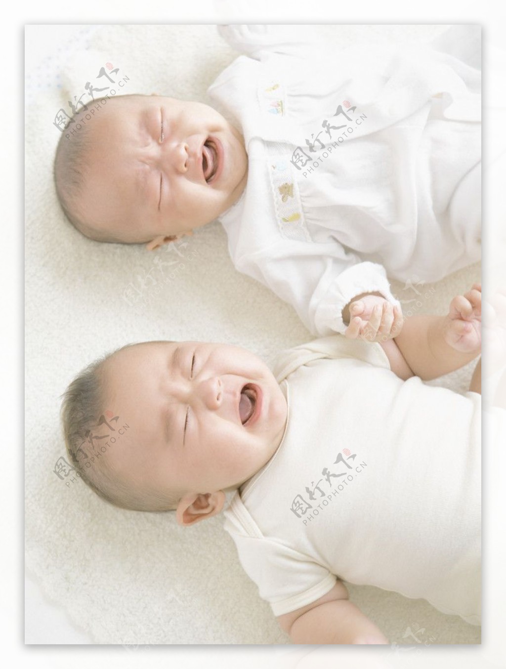 两个哭泣的婴儿宝宝图片