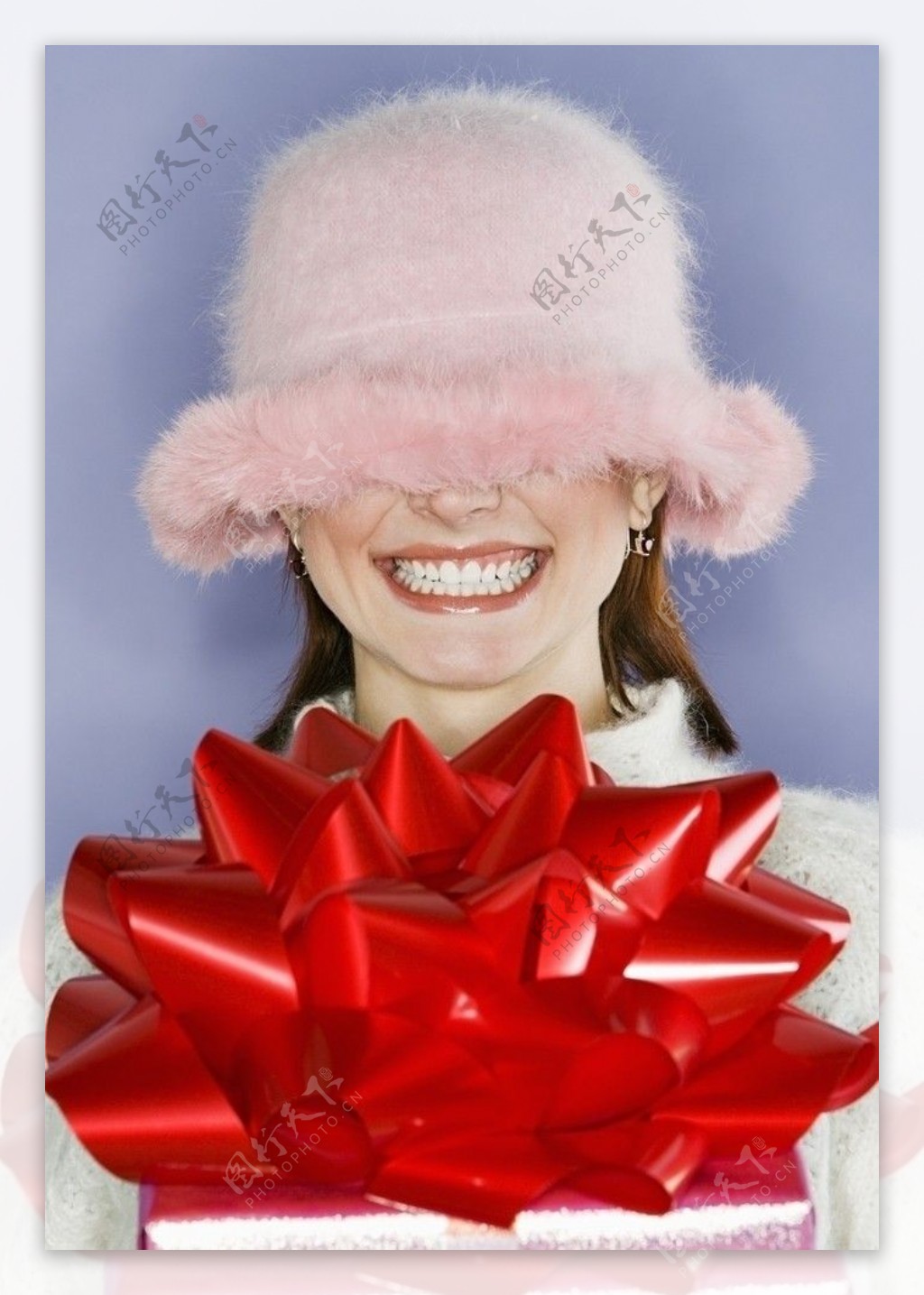 帽子遮住眼镜捧礼盒的小女孩图片