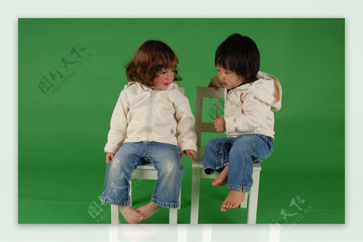 两个坐在小板凳上的小孩图片