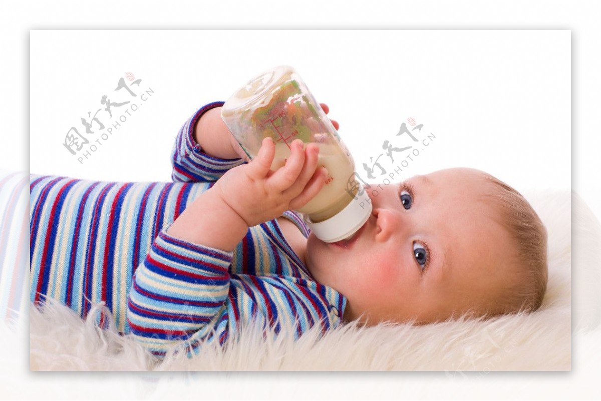 婴儿喝牛奶图片