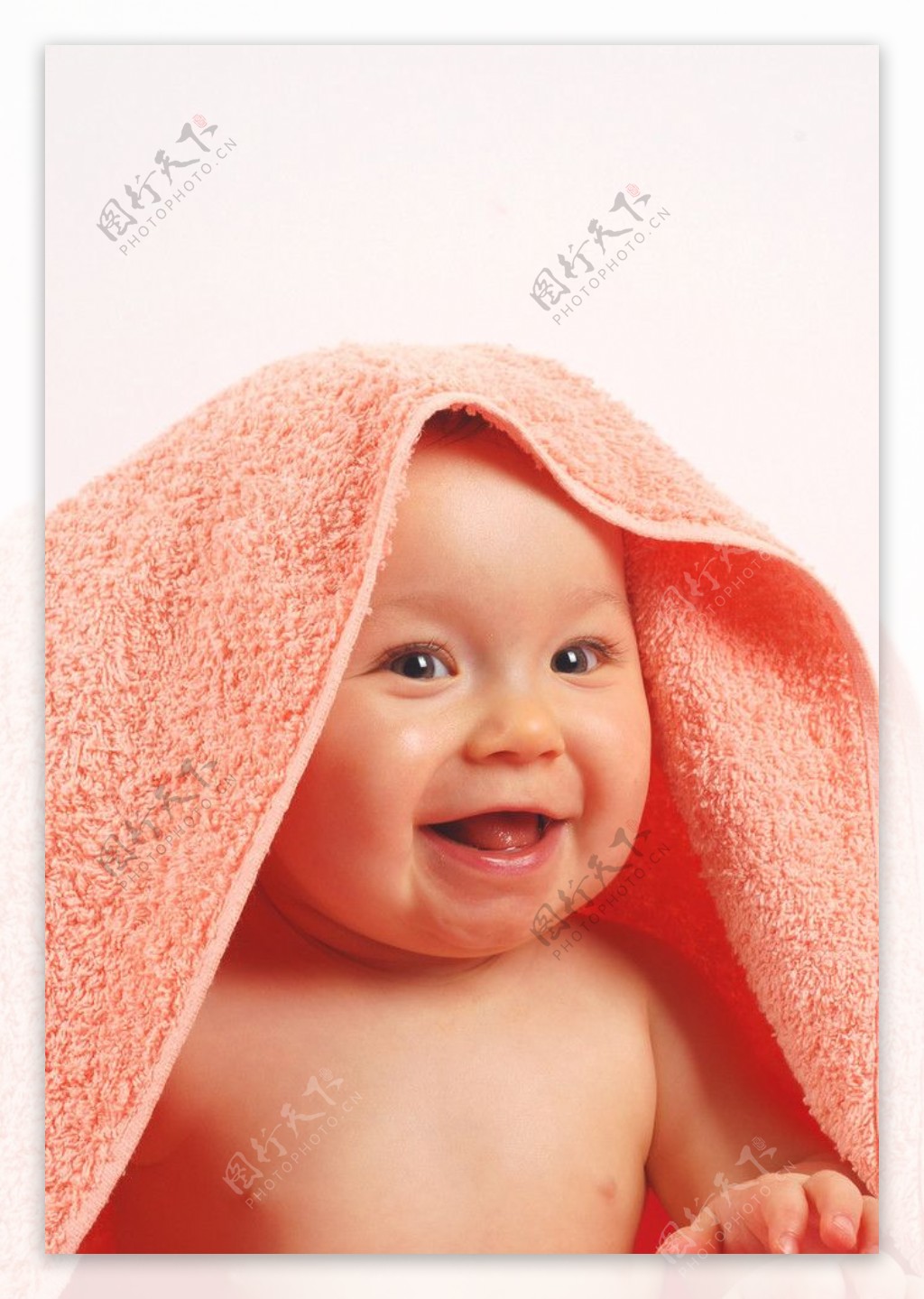 头盖毛巾的婴儿图片
