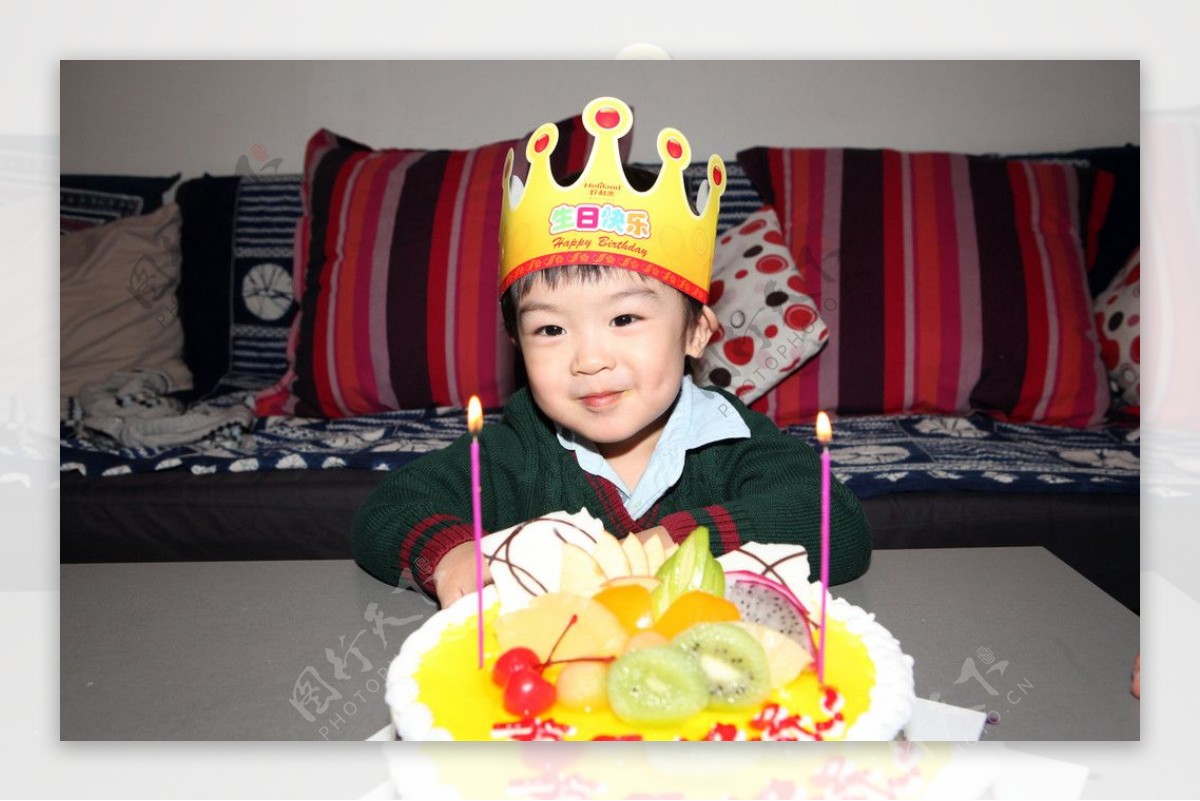 吃蛋糕的男孩图片