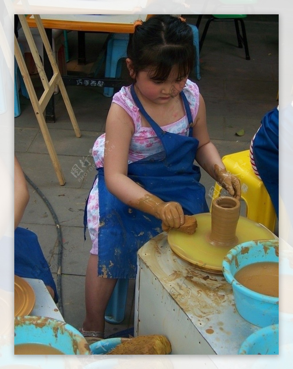 小朋友在做陶艺手工图片