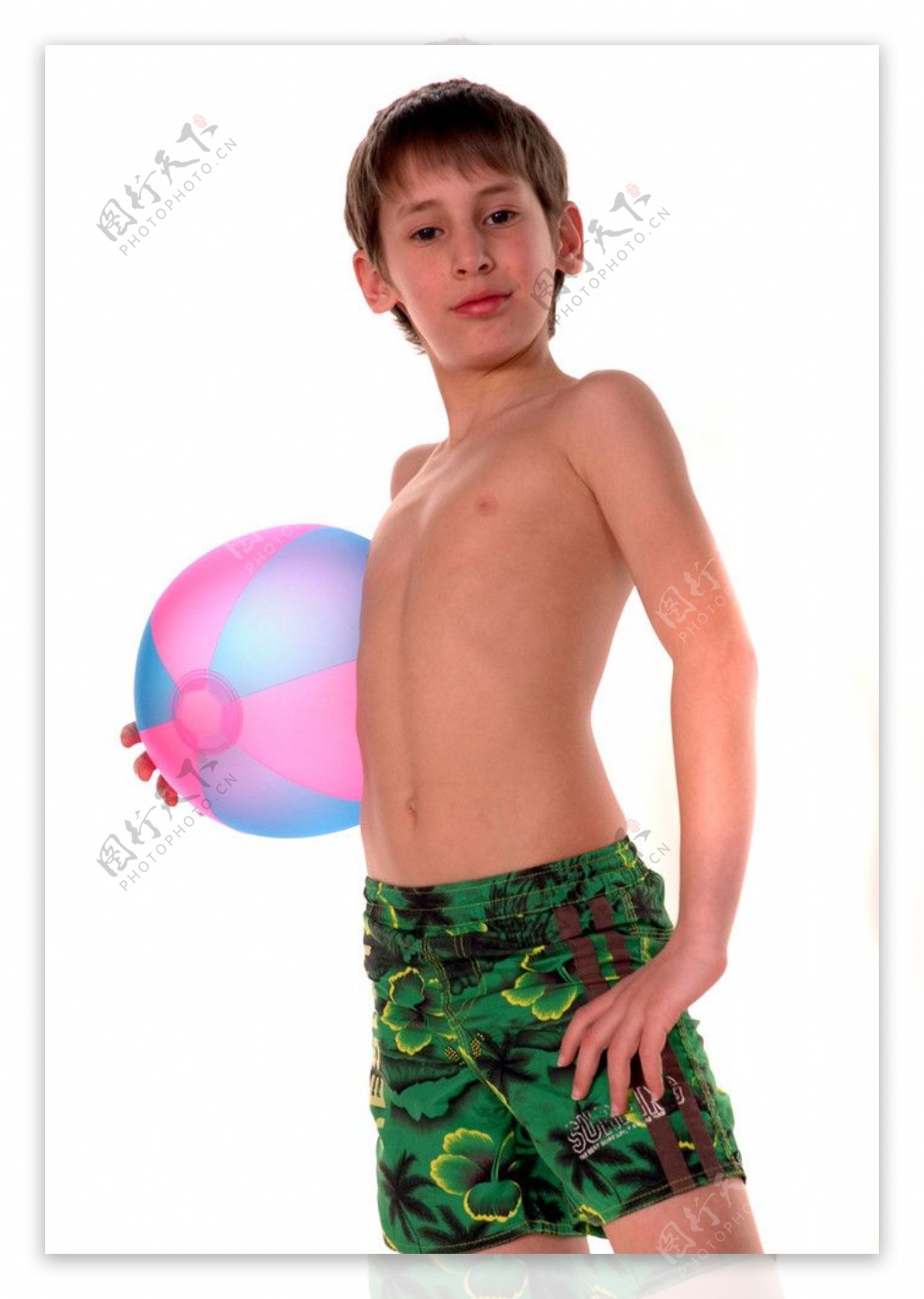 手拿充气球的男孩图片