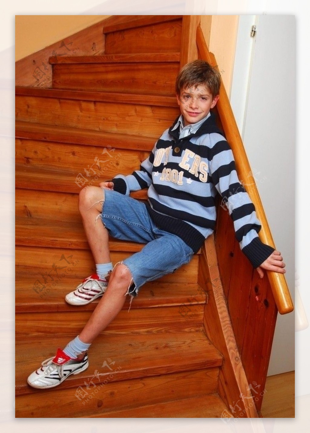 坐楼梯上微笑的男孩图片