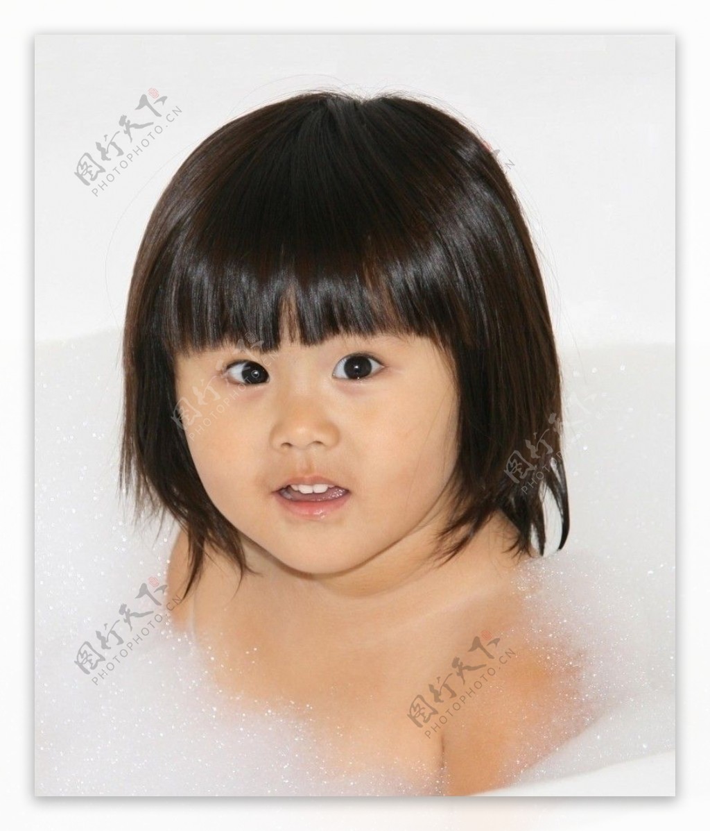 泡浴的小姑娘图片