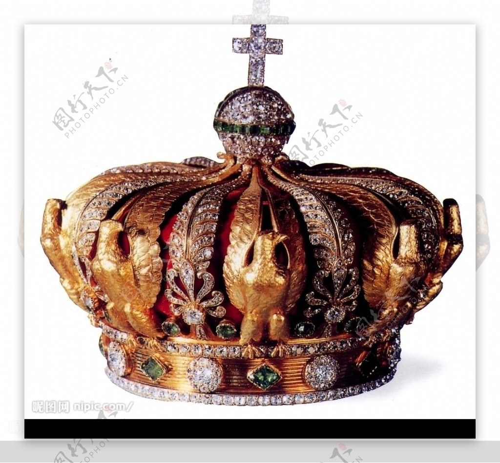 一个金色的王冠镶嵌着绿色的宝石免抠PNG素材