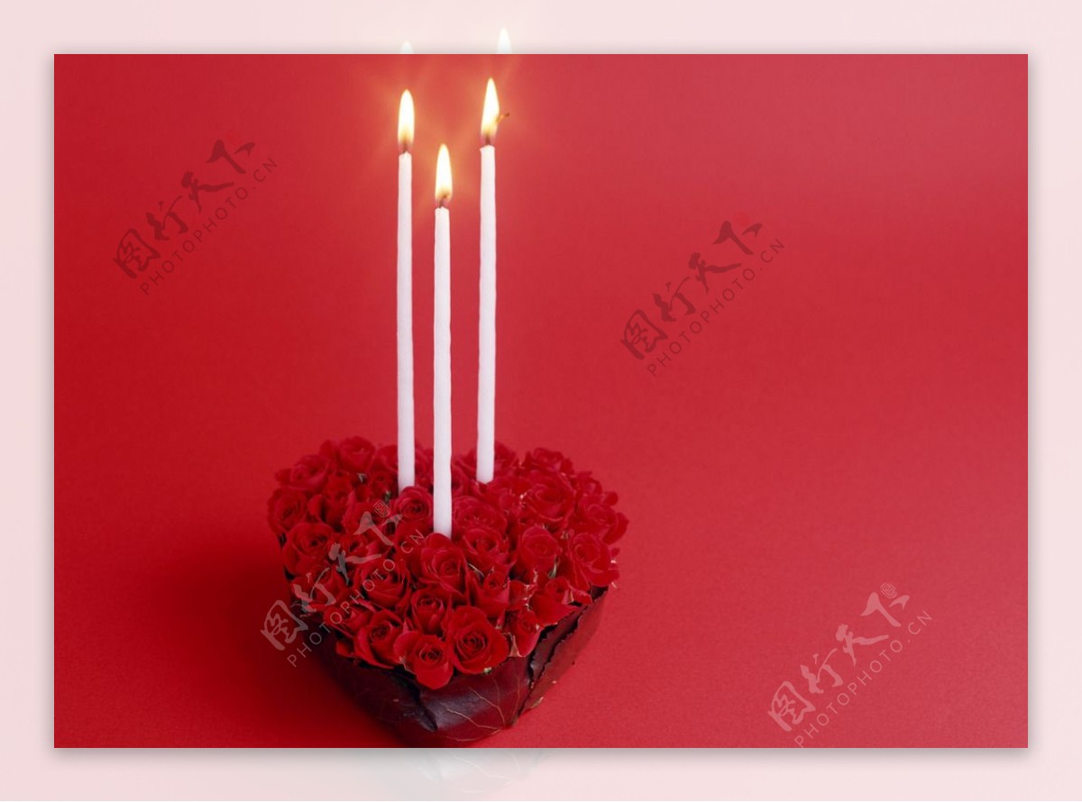红色玫瑰花上的蜡烛