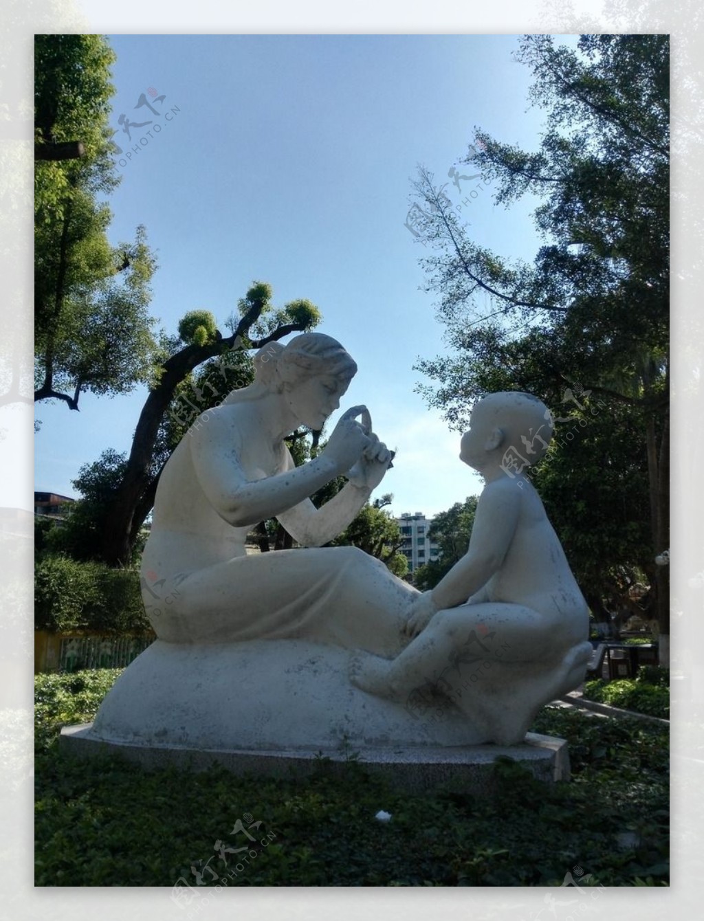 雕像母亲和孩子