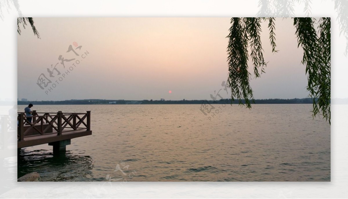 黄昏夕阳湖面