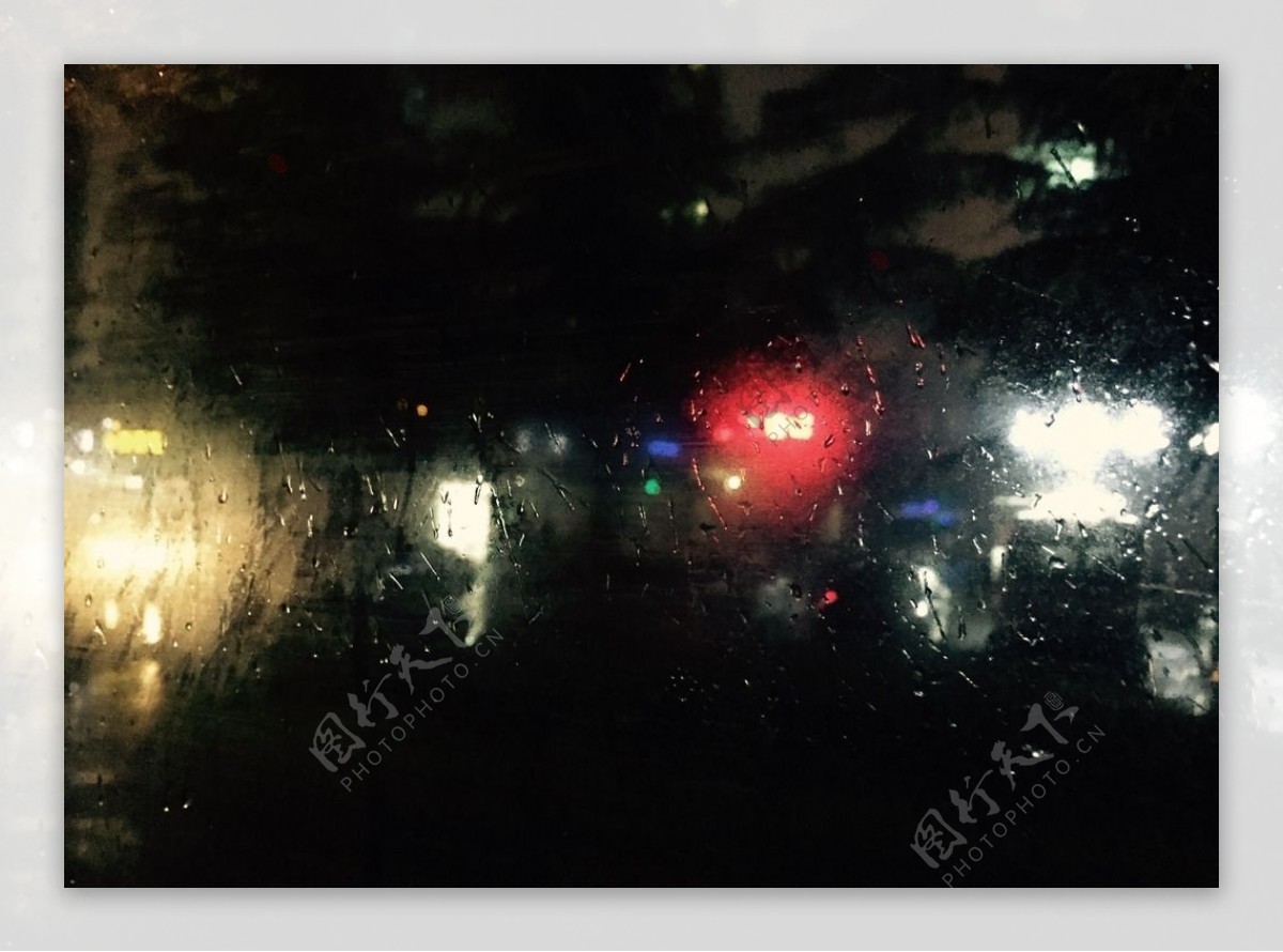 夜雨车窗