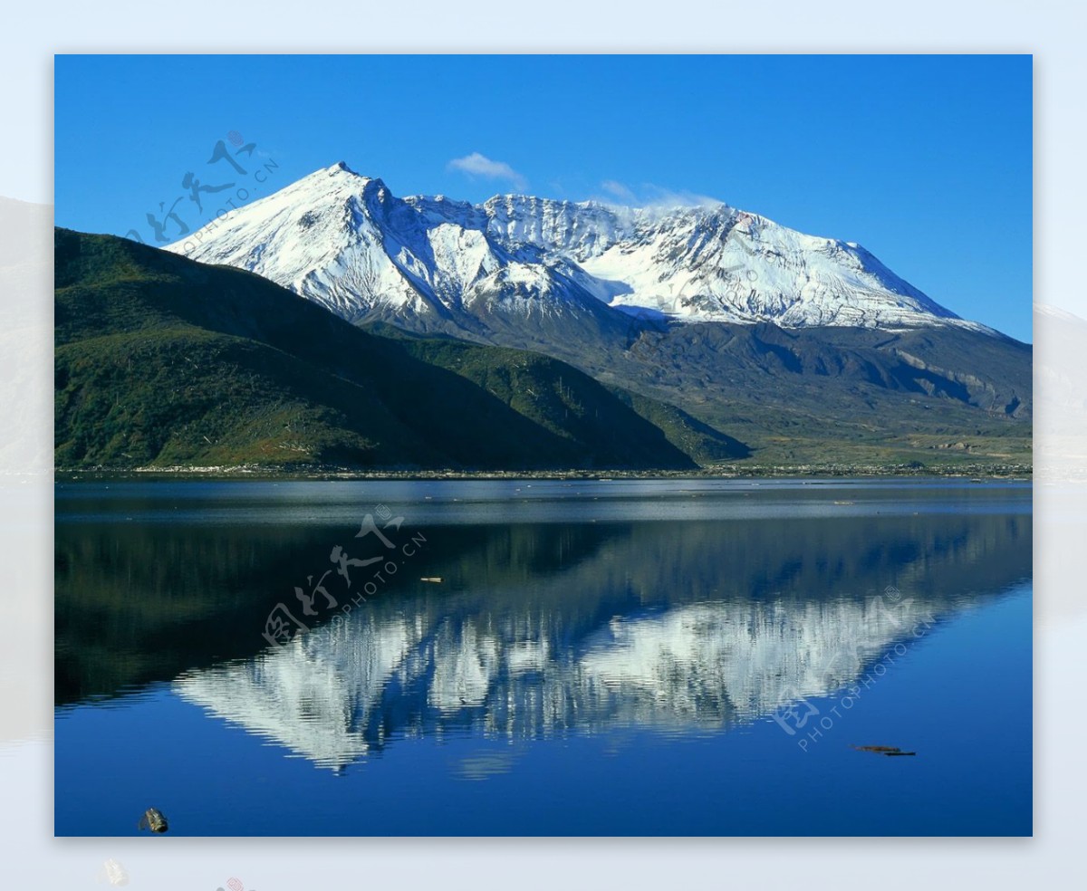 蓝天雪山湖泊