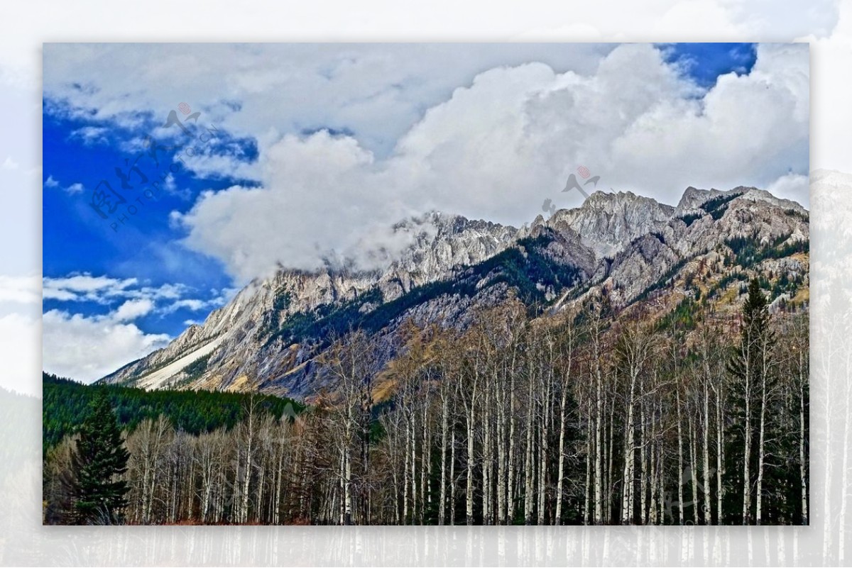 蓝天白云高山景观