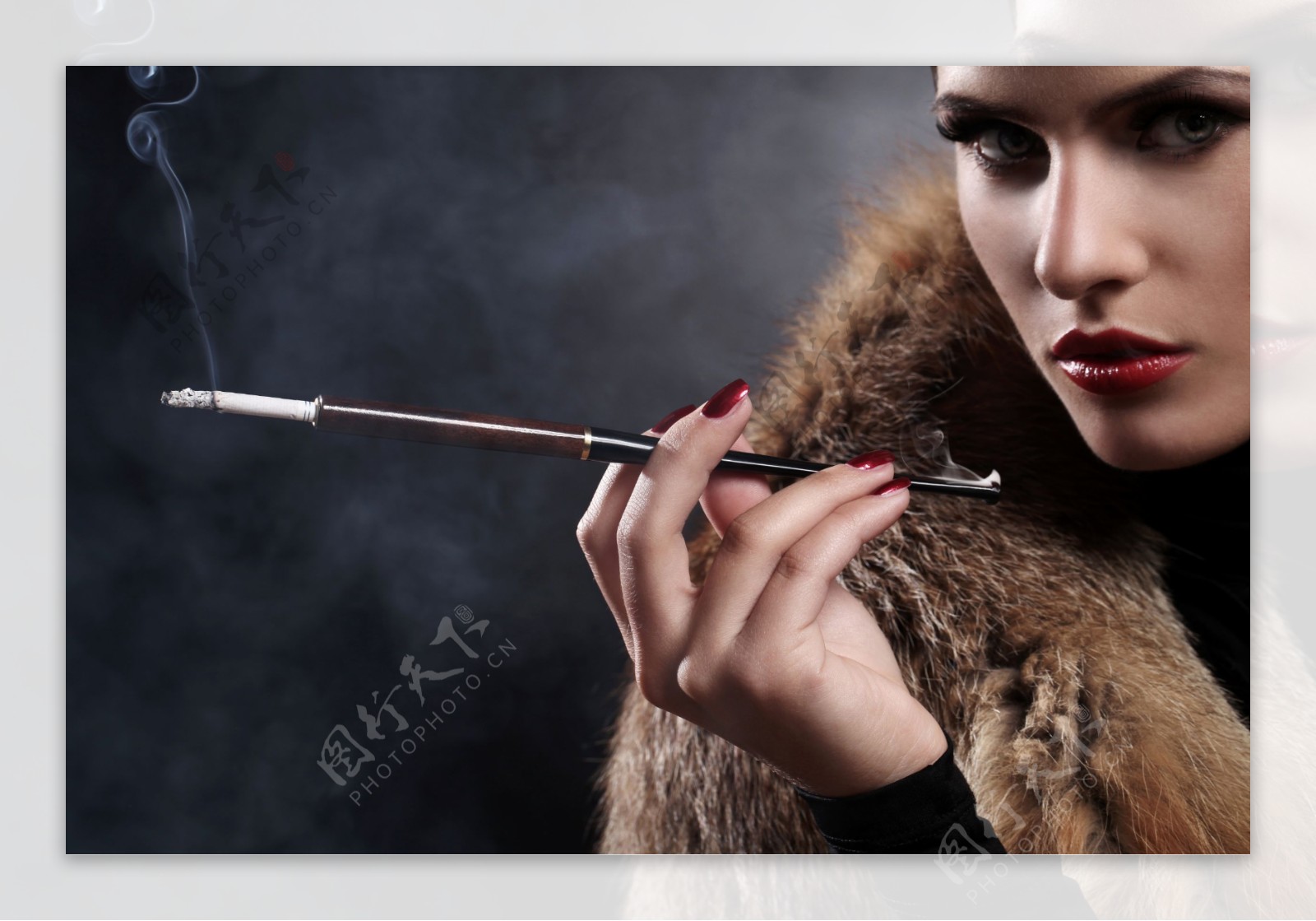 抽烟的长发美女图片桌面壁纸 -桌面天下（Desktx.com）