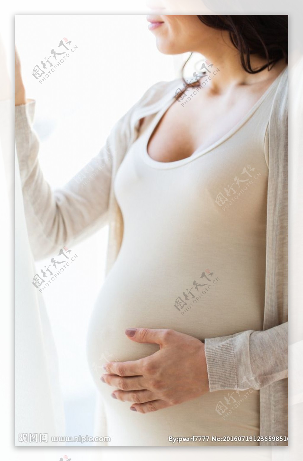 孕妇抱肚子