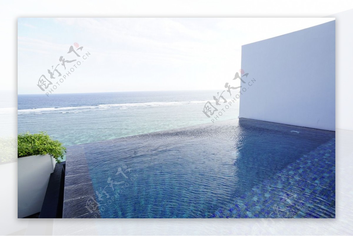 巴厘岛酒店无边泳池海岸度假