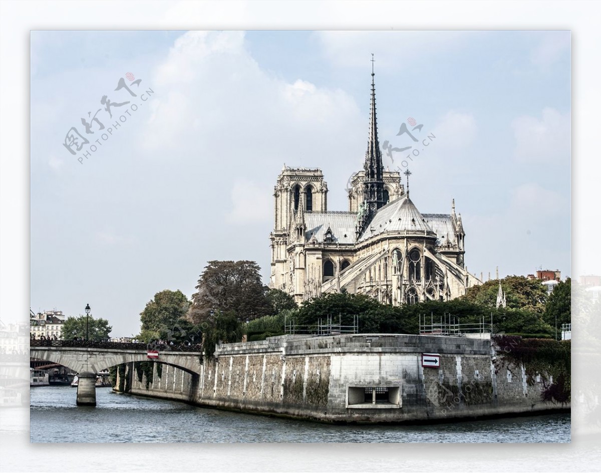 塞纳河畔趵巴黎圣母院