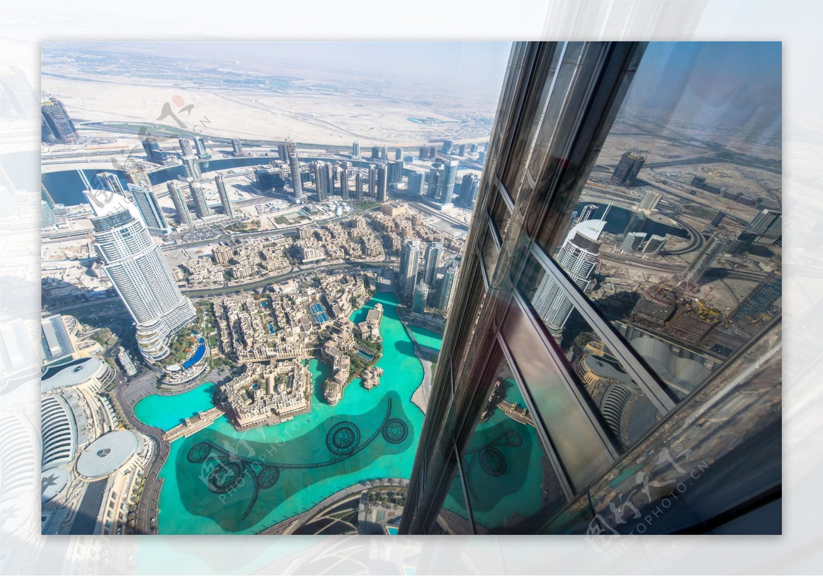 在哈利法塔俯瞰迪拜