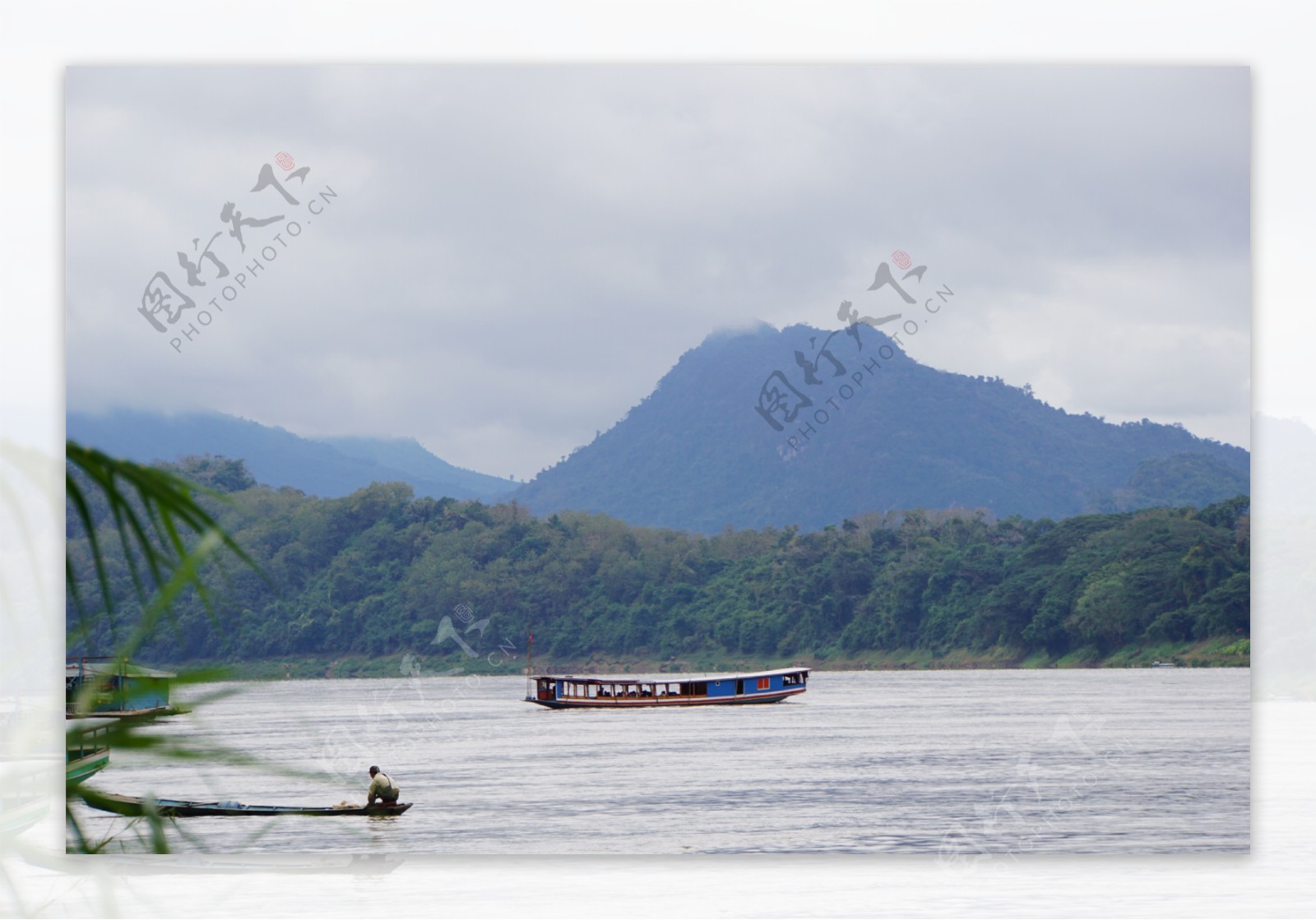 老挝渔船打鱼湄公河