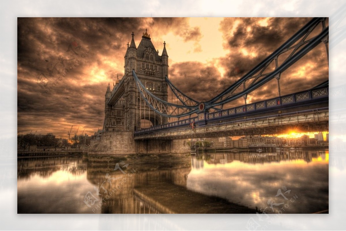 伦敦日落时塔桥美景