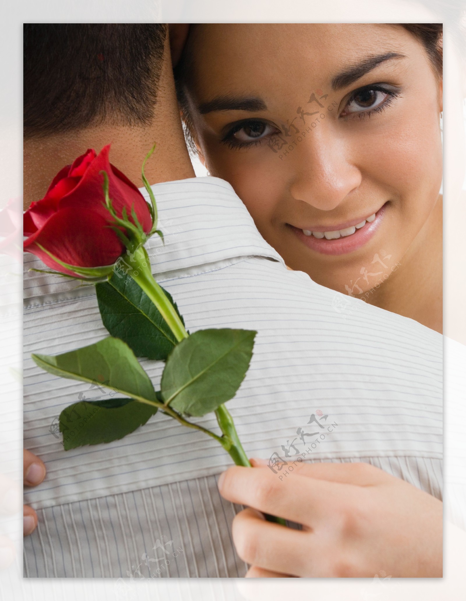 手拿玫瑰花的情侣图片
