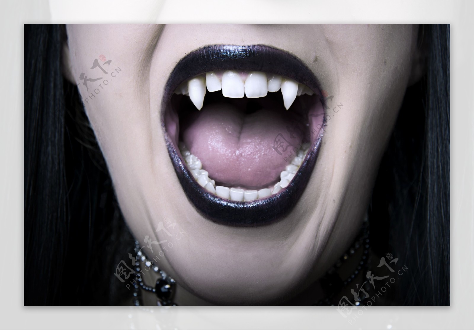 龇嘴獠牙的吸血鬼图片