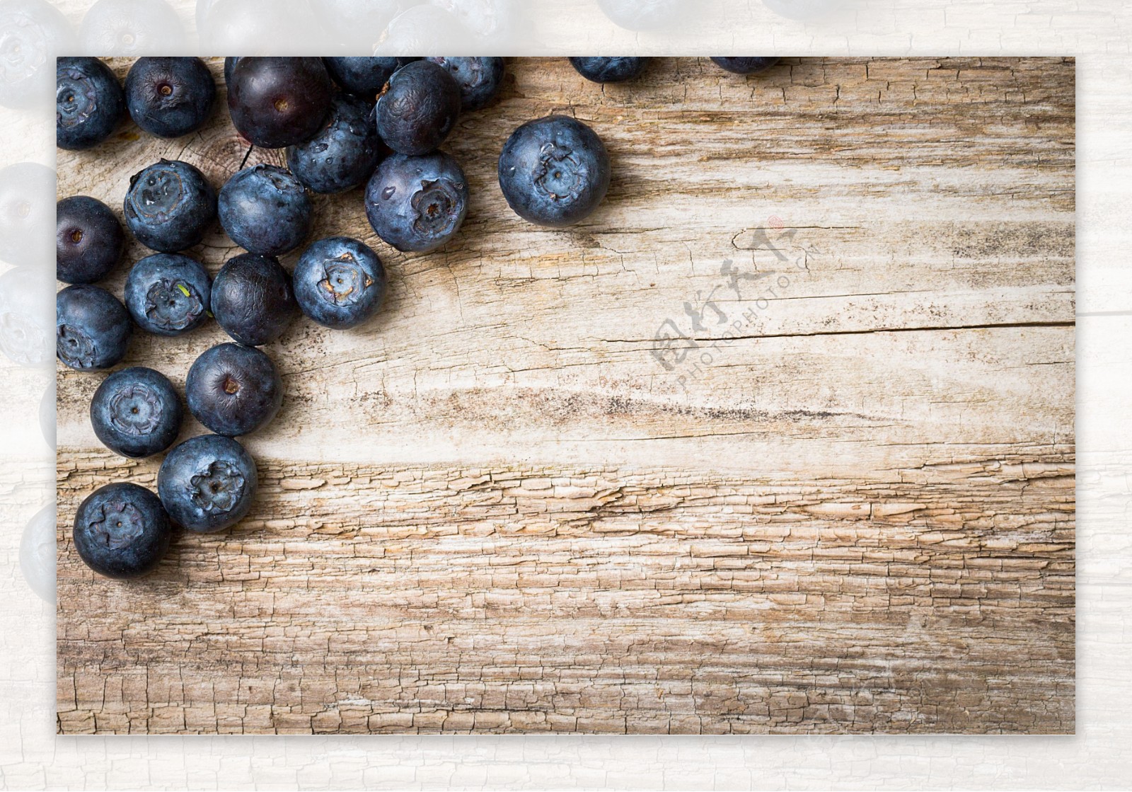 木板上的蓝莓背景图片