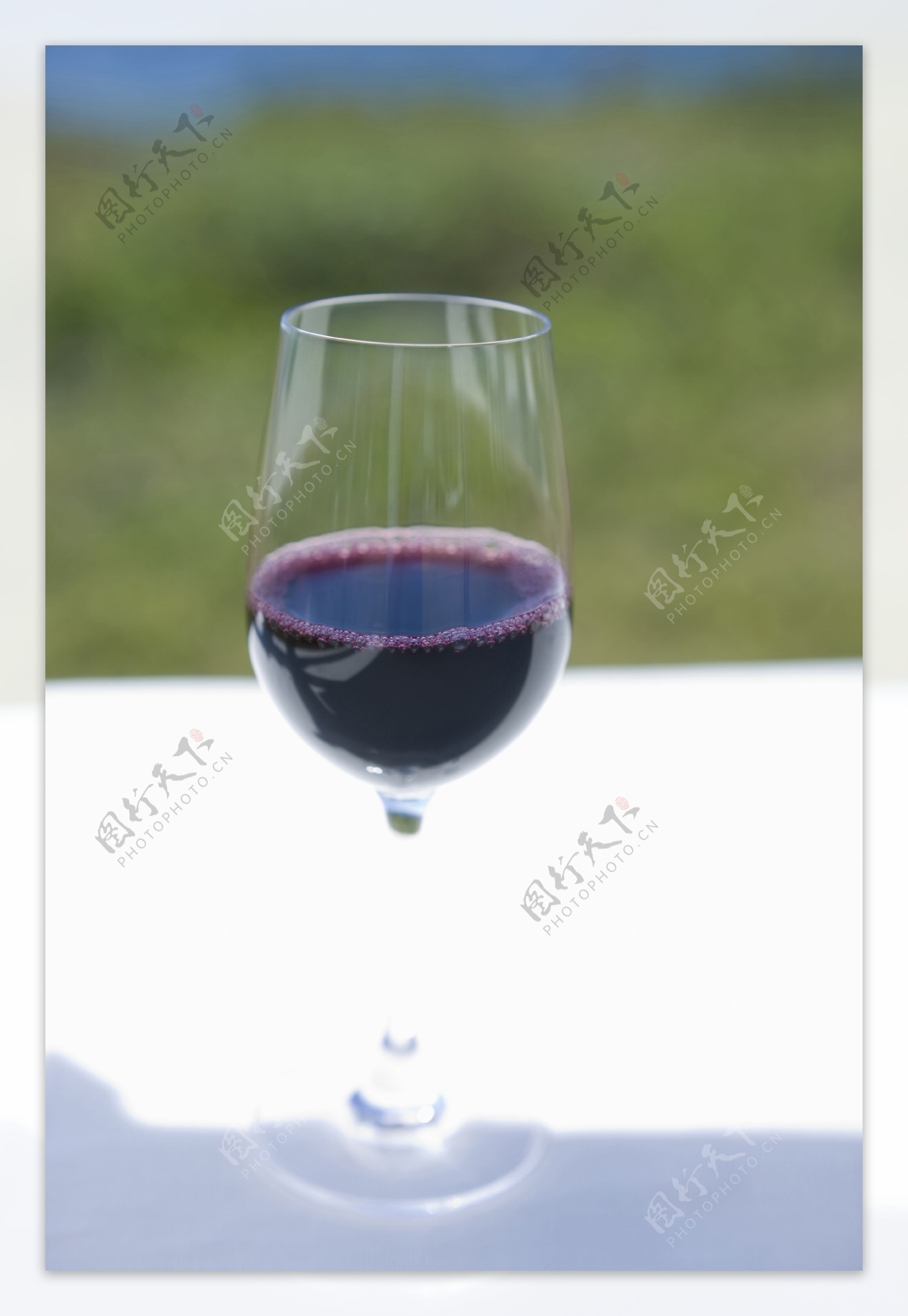 高脚杯中的葡萄酒摄影图片