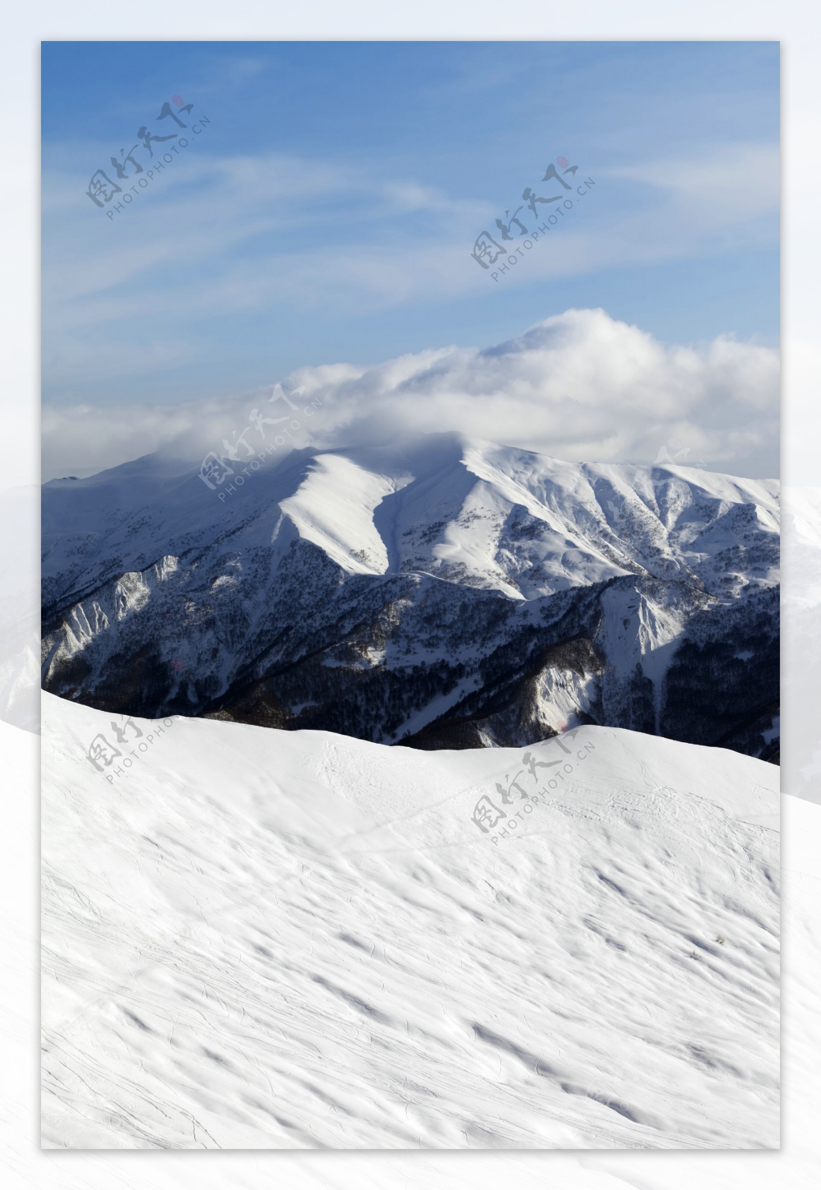 雪中的山峰图片