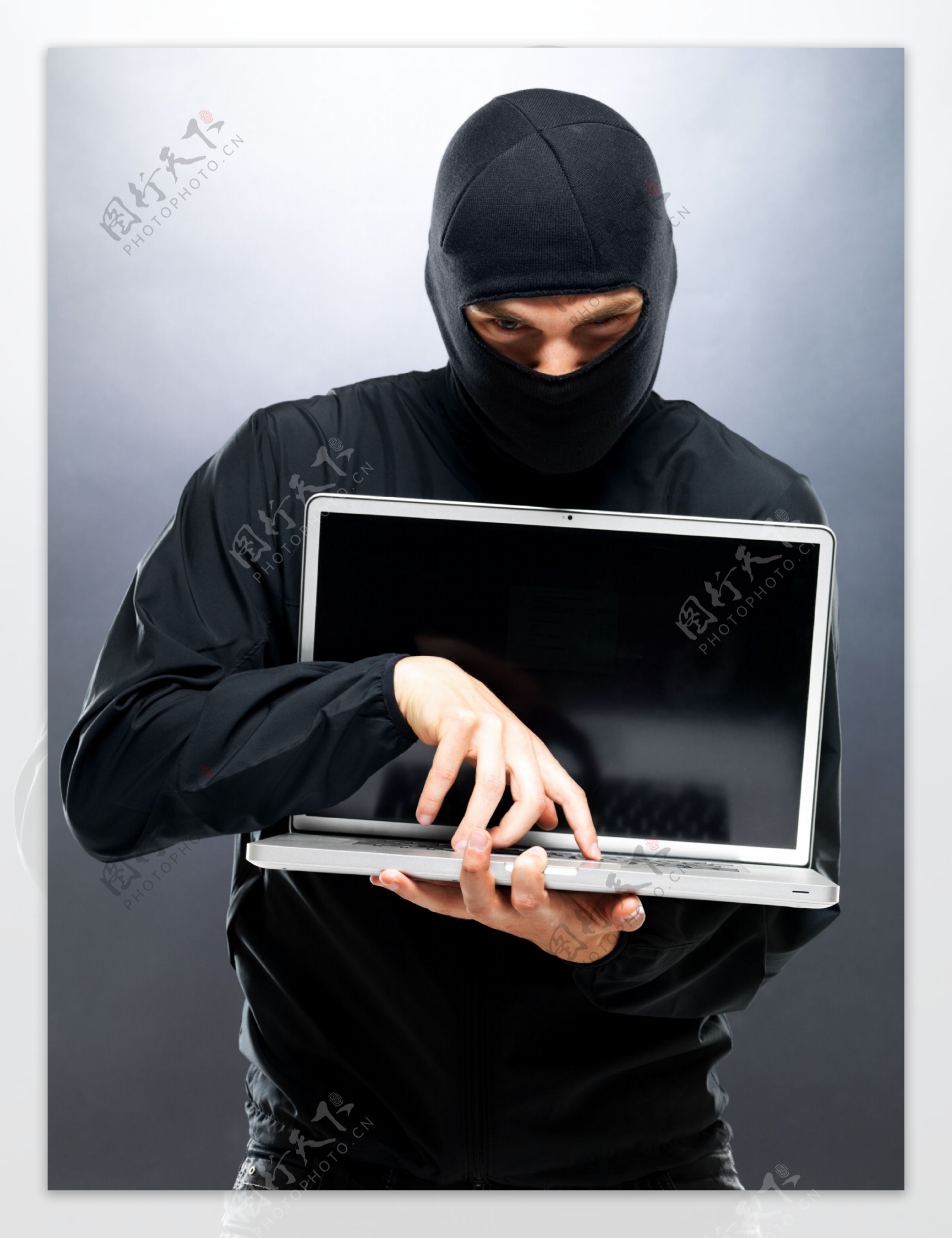 蒙面男人与笔记本电脑图片