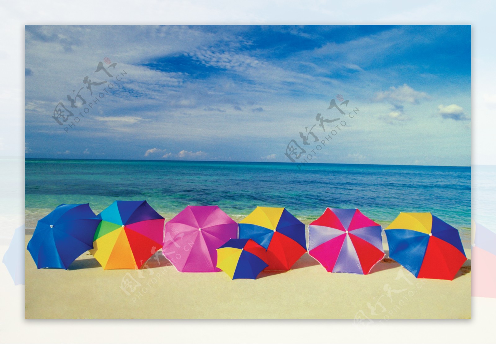 沙滩上的七彩伞图片图片