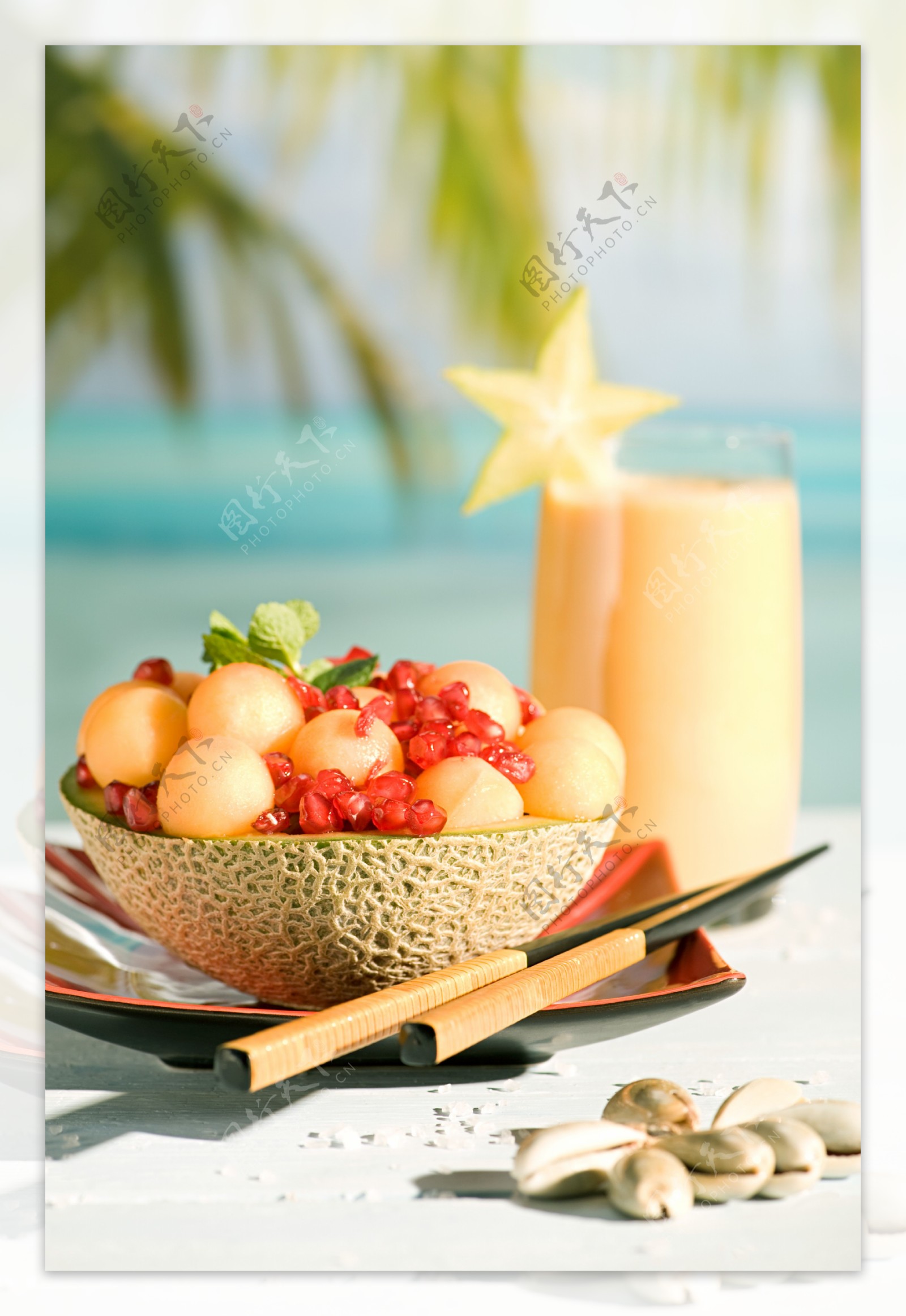 沙滩水果果汁图片