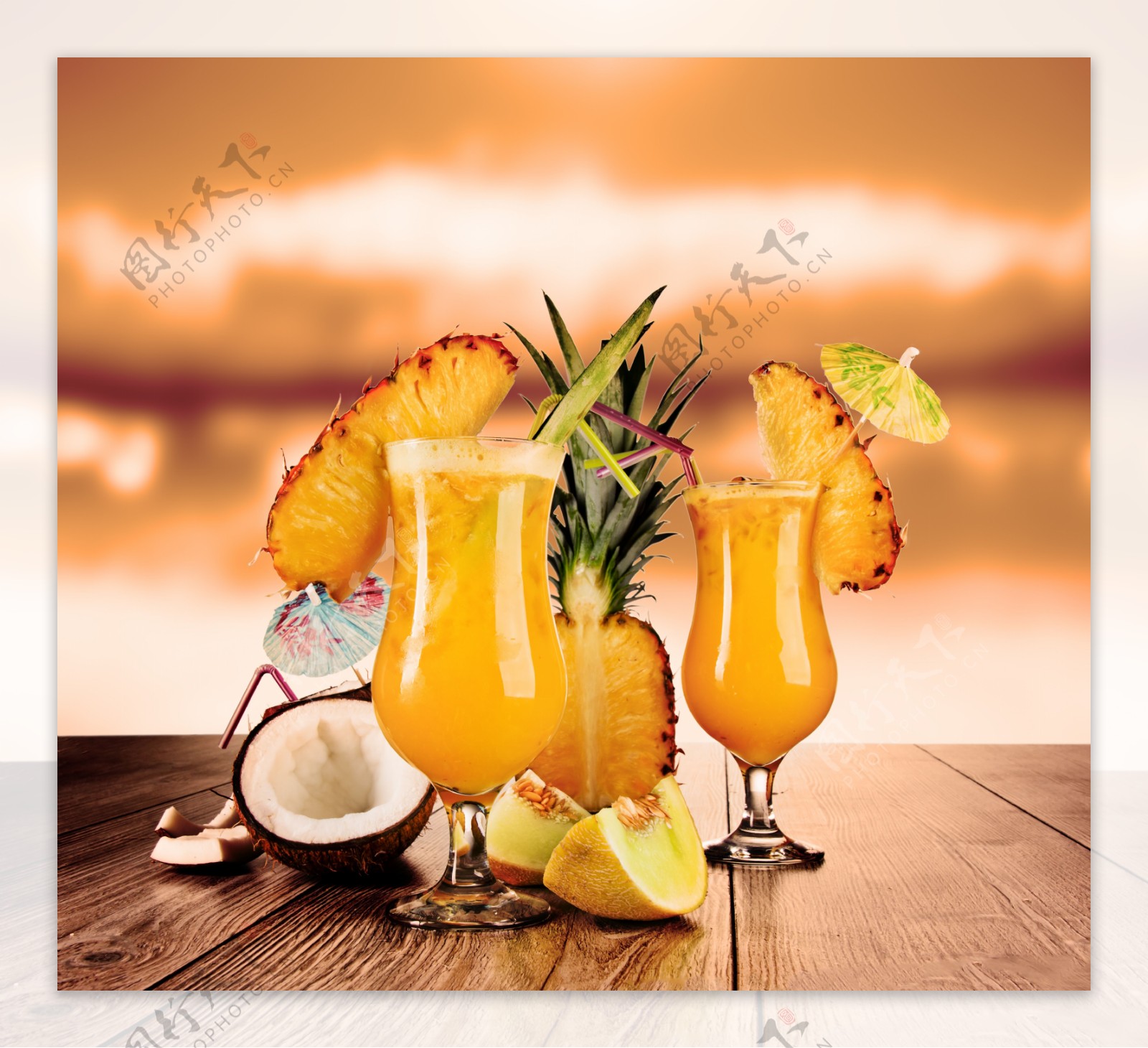 桌面上的水果与果汁图片