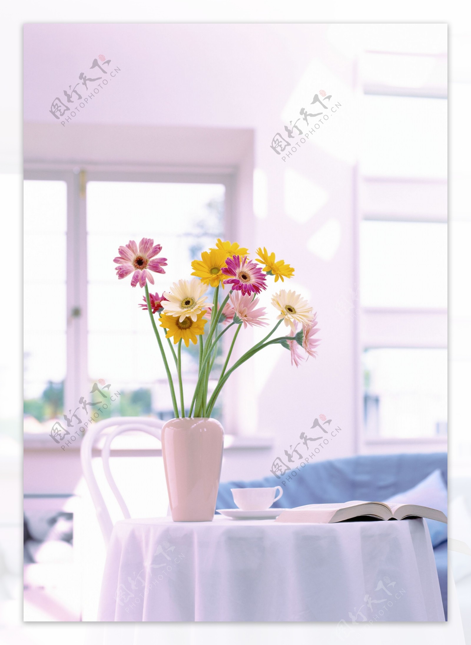 桌子上的鲜花和书籍图片