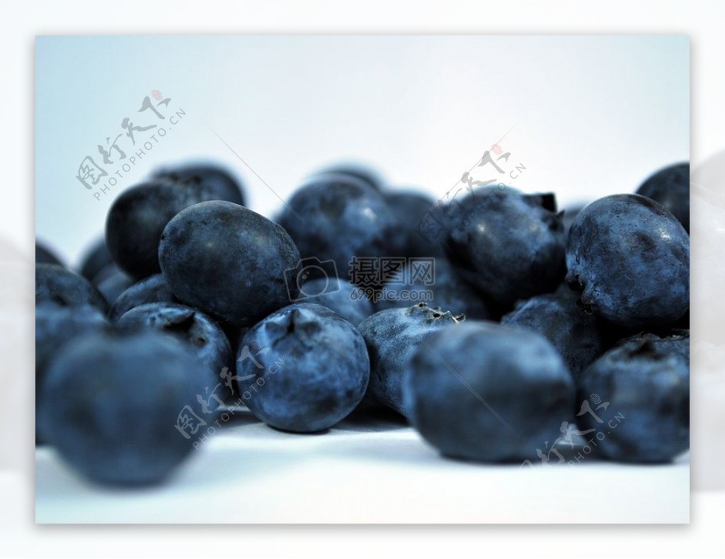 聚集摆放的蓝莓