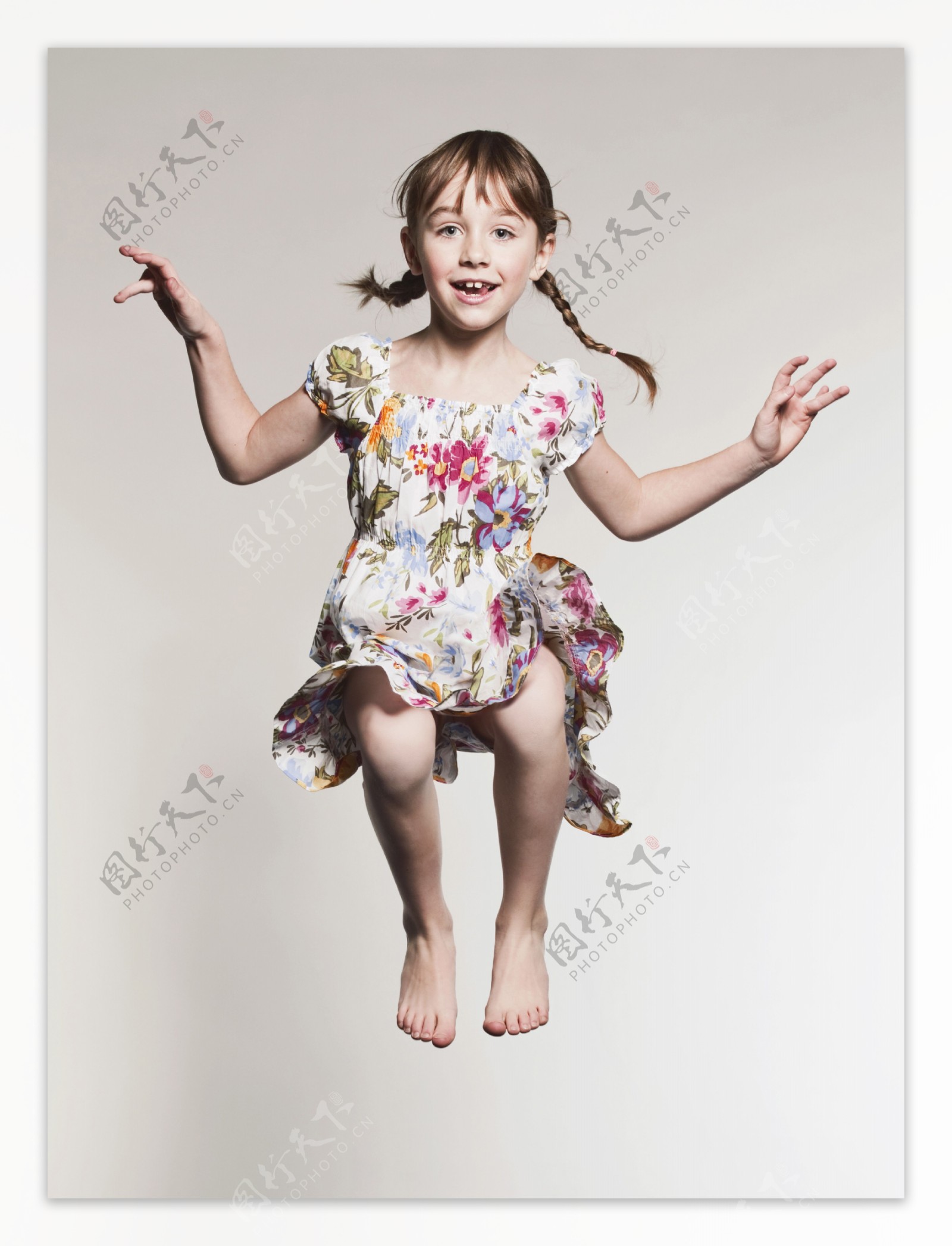 腾空跳跃的外国小女孩图片