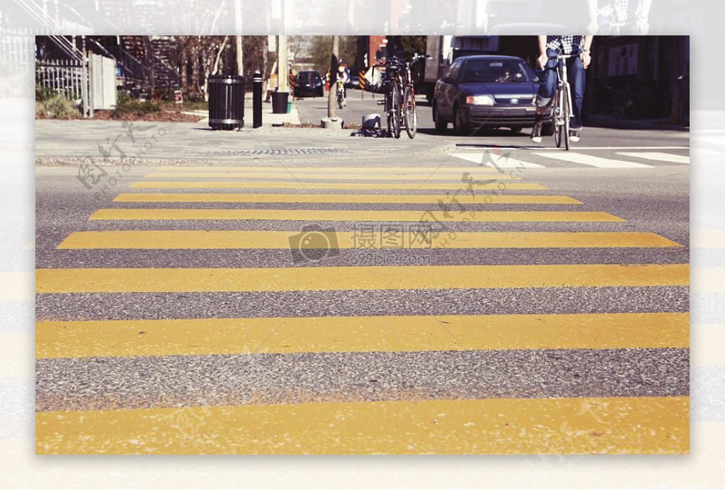 黄色的人行横道