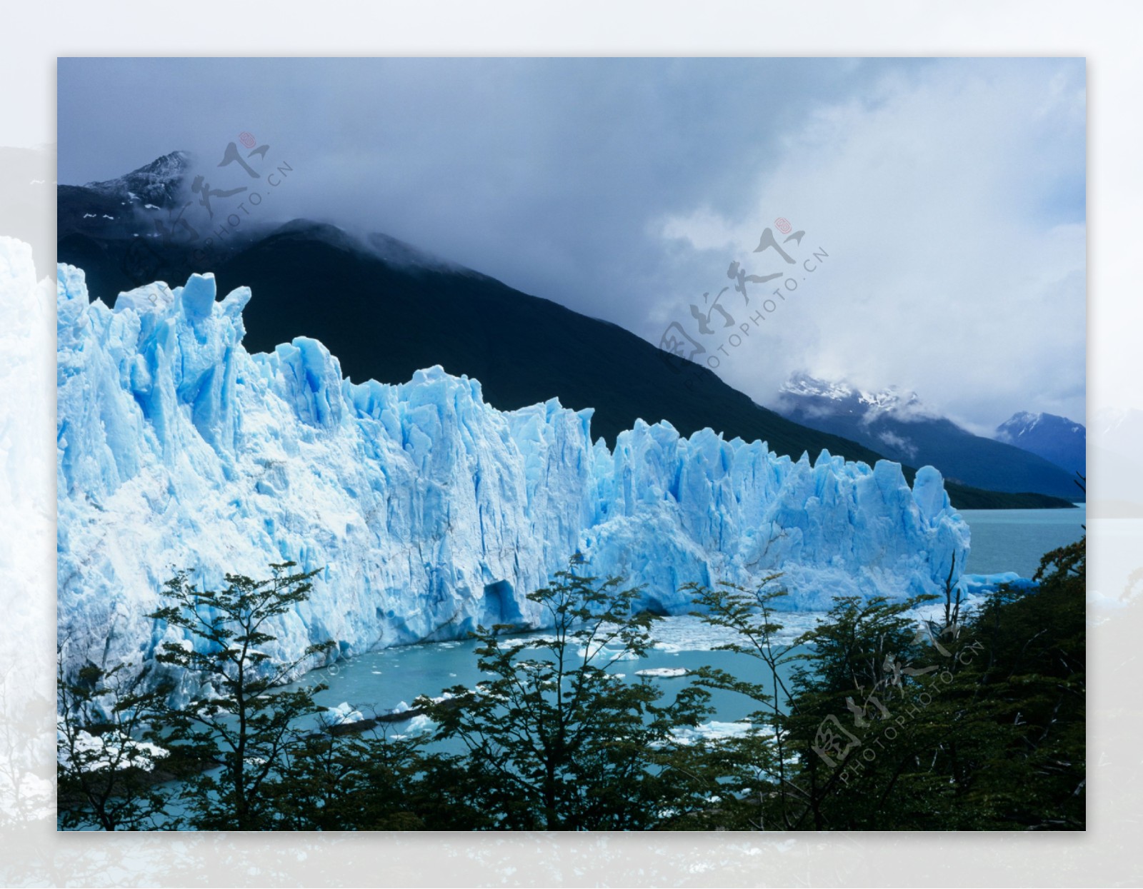 湖泊上的冰川美景图片