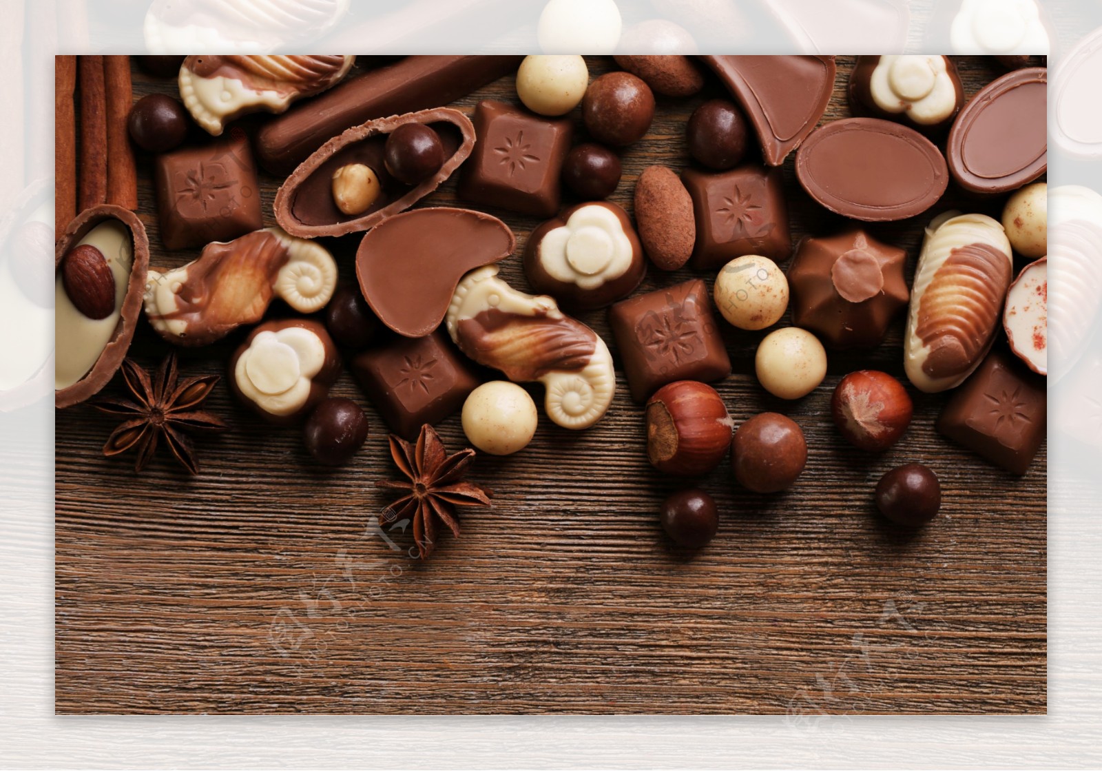 木板上的八角与巧克力糖图片