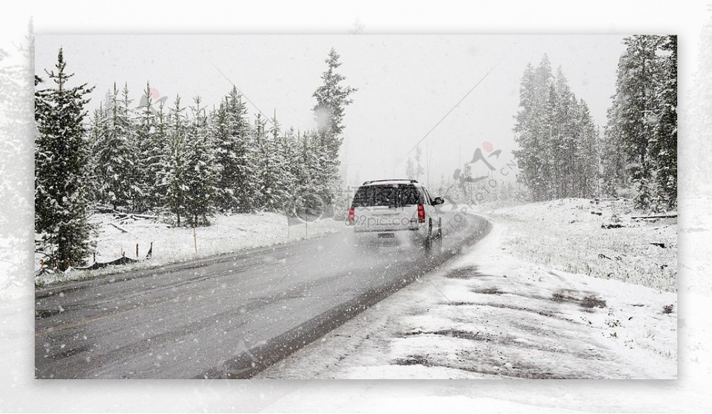 雪路冬季汽车旅游路径路旅行暴风雪