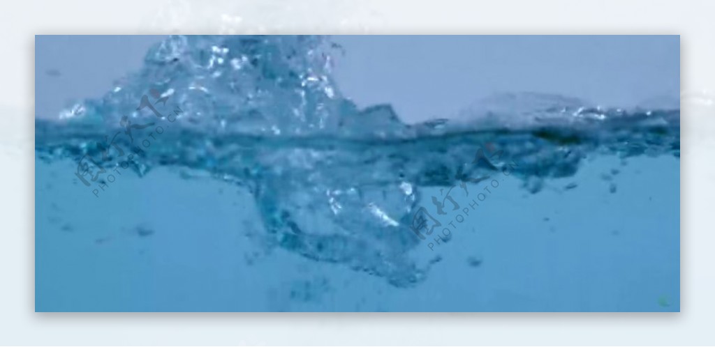 清新水面水底冒起空气泡主视觉分割高清视频实拍
