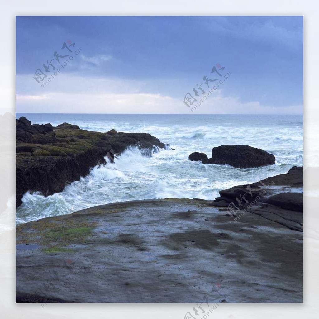海岸浪花岩石自然景观图片