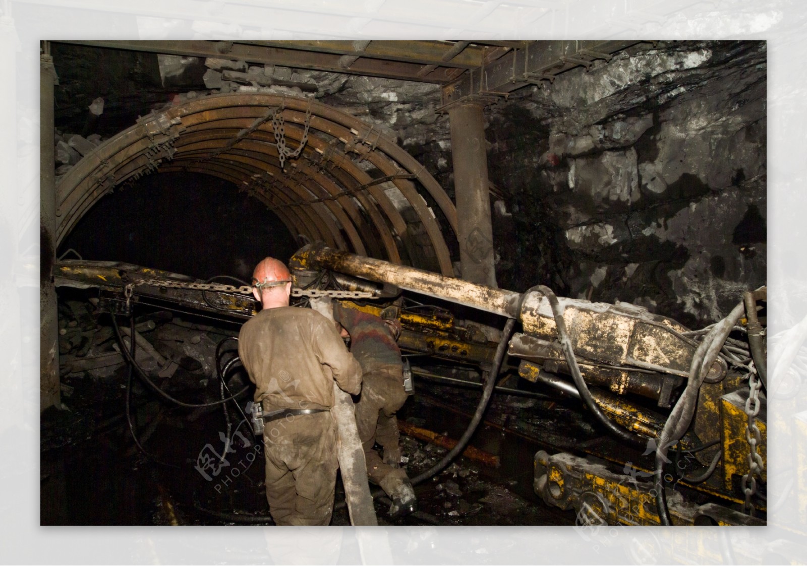 矿井里面工作的矿工图片