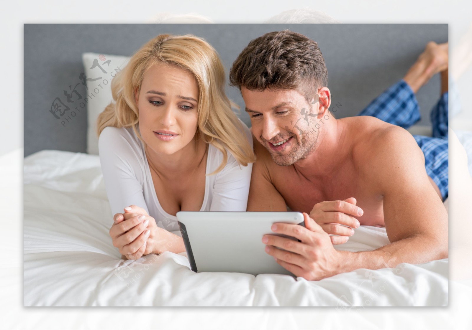 一起在床上看电脑的夫妻图片