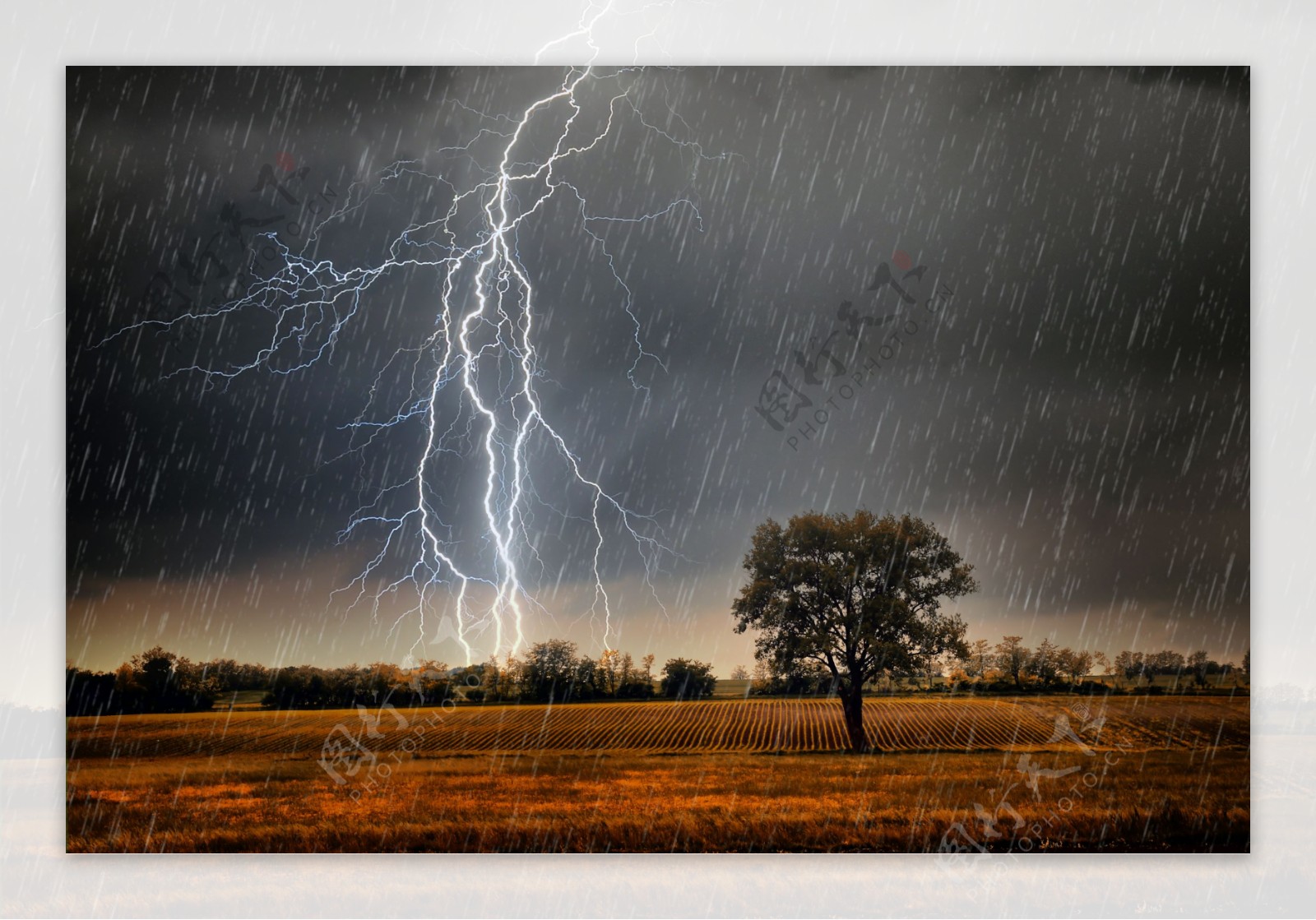 电闪雷鸣的下雨天图片