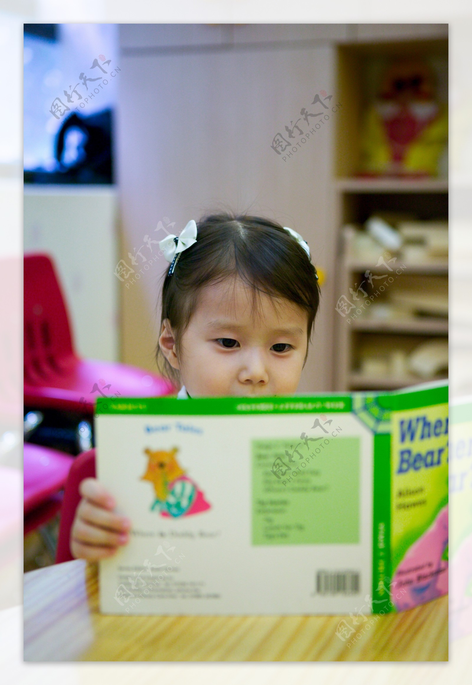 看书学习的小女孩图片